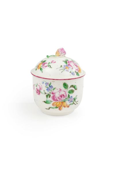 null Mennecy

Pot à sucre couvert en porcelaine tendre à décor polychrome de bouquets...