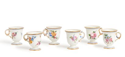 null Sèvres

Six tasses à glace en porcelaine tendre à décor polychrome de bouquets...