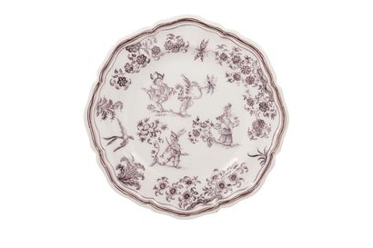 null Moustiers

Plate with contoured edge in earthenware decorated in manganese cameo...