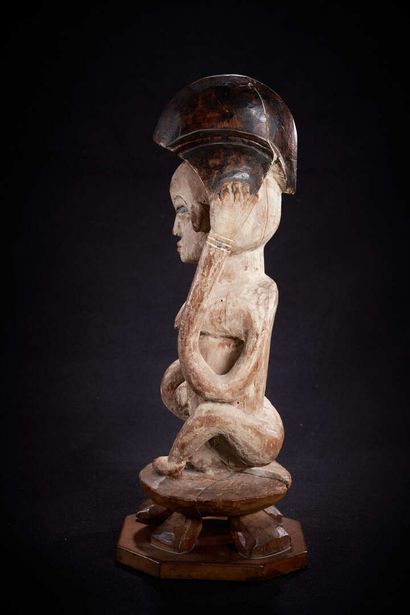 null Punu statuette (Gabon)

Rare statuette representing a woman seated on a stool,...