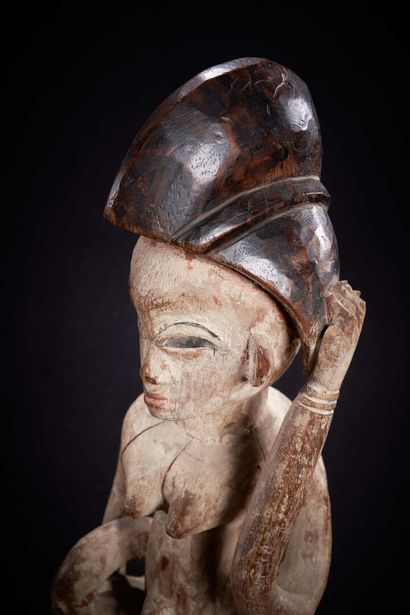 null Punu statuette (Gabon)

Rare statuette representing a woman seated on a stool,...