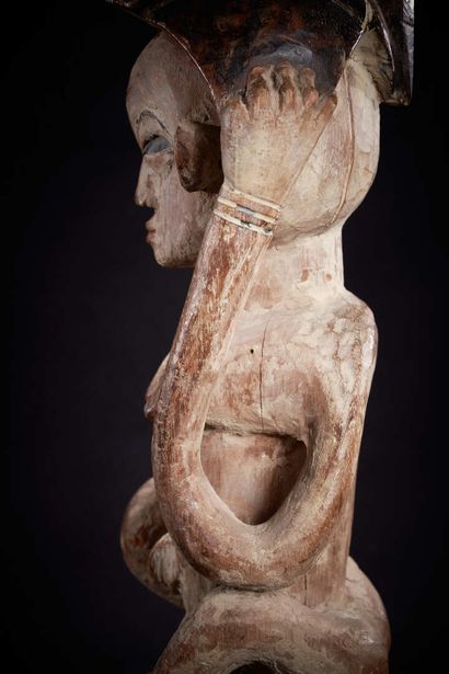 null Punu statuette (Gabon)

Rare statuette representing a woman seated on a stool,...