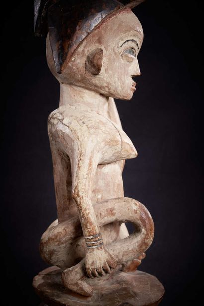 null Punu statuette (Gabon)

Rare statuette representing a woman seated on a stool,...