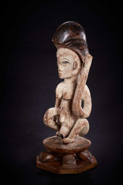 null Punu statuette (Gabon)

Rare statuette representing a woman seated on a stool,...