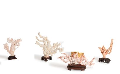 null CHINA - Early 20th century
Four groups in white and pale pink coral, young women...