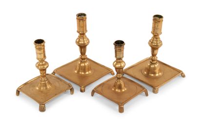 null Four candlesticks in varnished brass, two similar and two smaller. 
17th century.
Height...