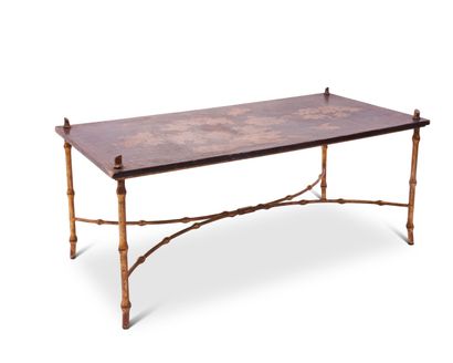 null Table basse dans le goût de la Chine en bois laqué à décor en or d'un rocher...