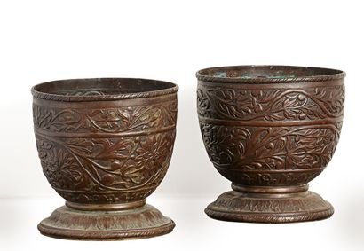Deux petits vases sur piédouche en bronze...