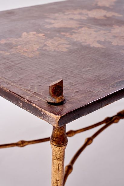 null Coffee table in the taste of China in lacquered wood with gold decoration of...