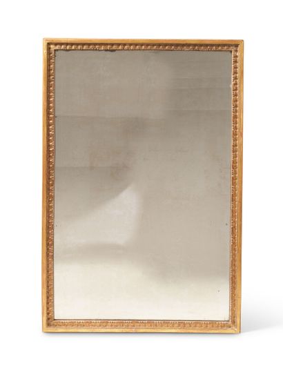 null Rectangular mirror in wood and gilded stucco decorated with a frieze of pearls.
Louis...