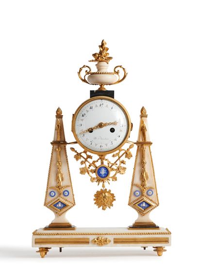 null Portico-shaped clock in white marble and gilt bronze, the pyramid-shaped uprights...