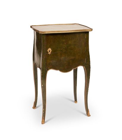 null Petite table en bois peint de forme mouvementée, ouvrant à un vantail et reposant...