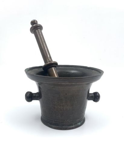 null Four bronze mortars and two pestles. 
16th to 19th century 
Height 7,5 cm to...