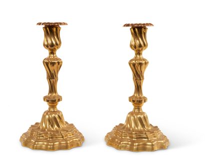 null Pair of gilt brass candlesticks, the baluster shaft with twisted flutes. 
Louis...