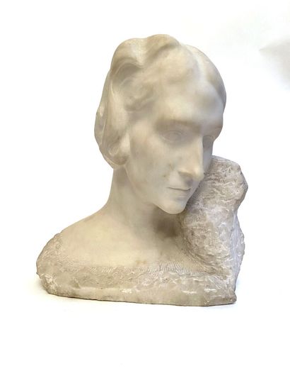 null École de la fin du XIXe siècle 
Profil de femme
Épreuve en marbre blanc sculpté....