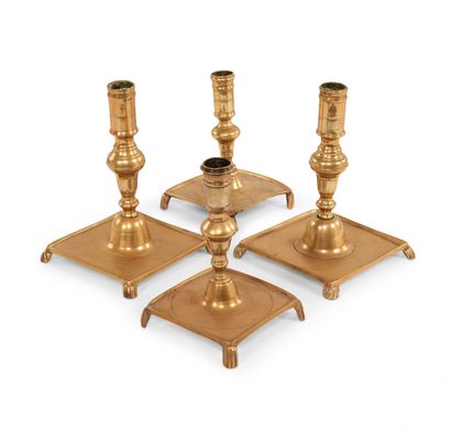 null Four candlesticks in varnished brass, two similar and two smaller. 
17th century.
Height...