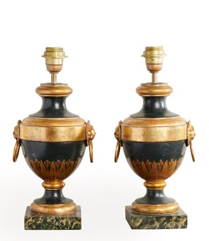 null Paire de vases d'ornement en bois peint et doré, à anses de métal doré à mufles...
