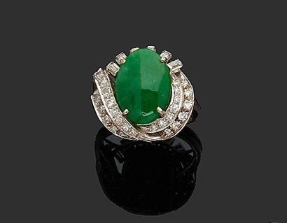 null RING in white gold 585 thousandths decorated in the center of a motif in jade...