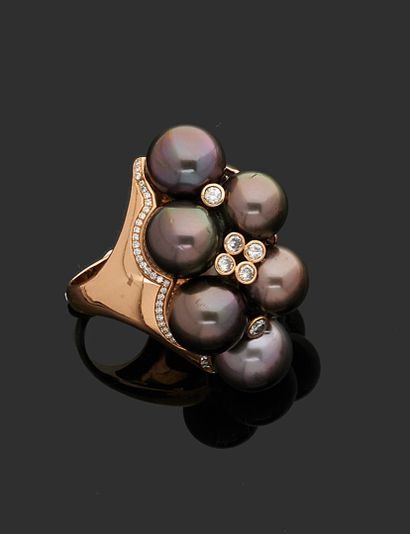 null Yellow gold ring 750 thousandths decorated in the center of eight pearls of...