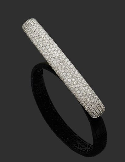 null BRACELET rigid and opening in white gold 750 thousandths, the center decorated...