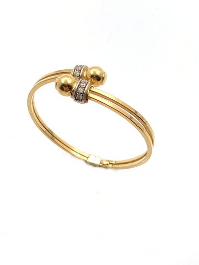 null BRACELET rigid and opening in yellow gold 750 thousandth, the ends decorated...
