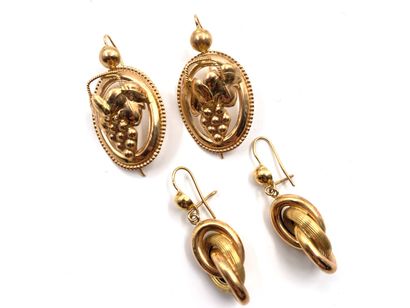 TWO PAIRS OF EARRINGS in yellow gold 750...