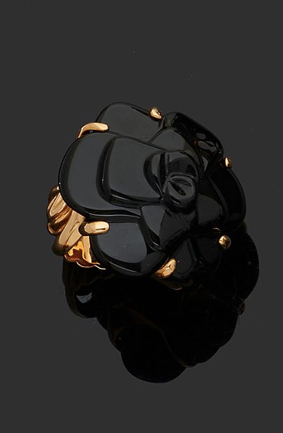 null CHANEL, model "Camélia".
Yellow gold ring 750 thousandths the center with decoration...