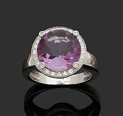 null POIRAY
Ring in white gold 750 thousandths adorned in the center of an amethyst...