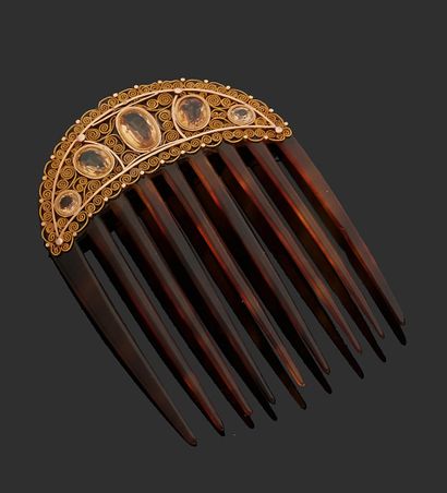 null Hair comb in tortoiseshell, the upper part applied with a low-title yellow gold...