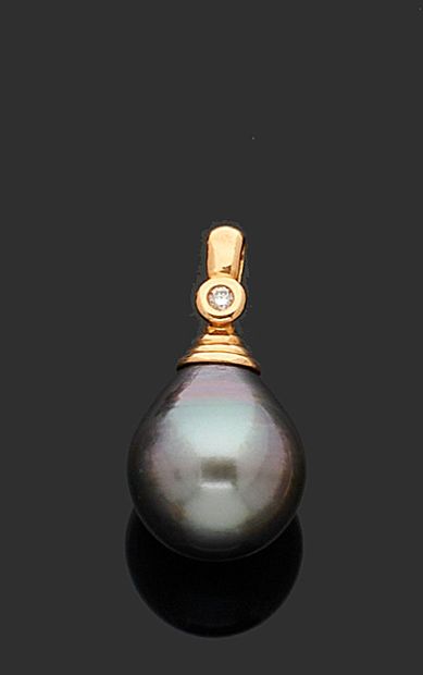 null PENDANT in yellow gold 750 thousandths decorated with a grey cultured pearl...