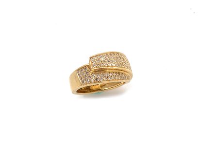 null RING in yellow gold 750 thousandth, the center representing two interlaced rings...