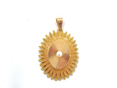 null PENDANT medallion opening in yellow gold 750 thousandths, the center decorated...