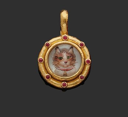 null PENDANT of round shape in yellow gold 750 thousandths hammered, the enamelled...