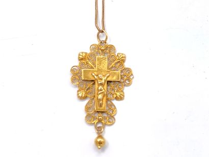 null COLLIER articulé en or jaune 750 millièmes retenant en pendentif une croix boulonnaise...