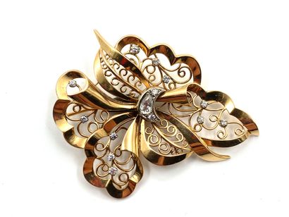 null Yellow gold brooch 750 thousandths with stylized flower decoration partially...