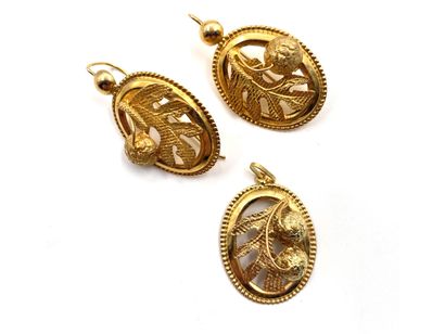 null PENDANT AND PAIR OF EARRINGS in yellow gold 750 thousandths engraved and openwork...