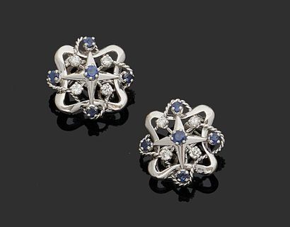 null PAIRE DE BOUCLES D'OREILLE en or gris 750 millièmes ajouré et gravé, chacune...