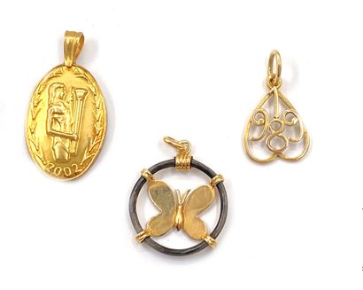 null LOT comprising :
- five pendants engraved or openwork in yellow gold 750 thousandths...