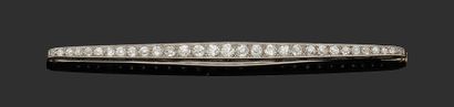 null Barrette brooch in platinum 850 thousandths entirely set with a line of 30 round...