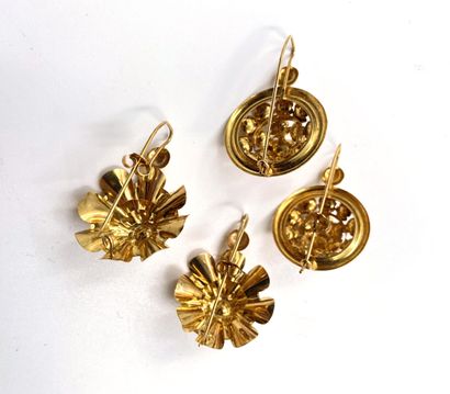 null TWO PAIRS OF EARRINGS in yellow gold 750 thousandths, each decorated with flowers.
System...