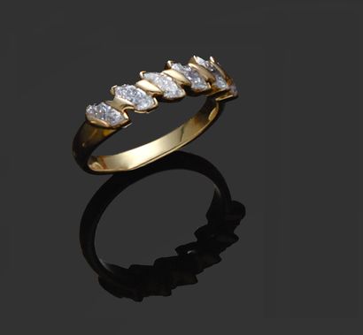 null RING in yellow gold 750 thousandths the center decorated with a line of six...