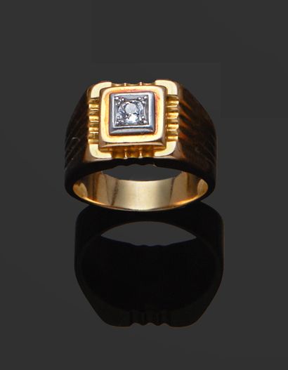null Yellow gold ring 750 thousandth and platinum 850 thousandth the engraved center...