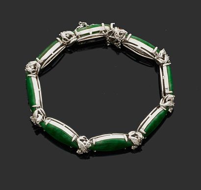 null BRACELET articulated silver-plated metal, the links decorated with green ornamental...