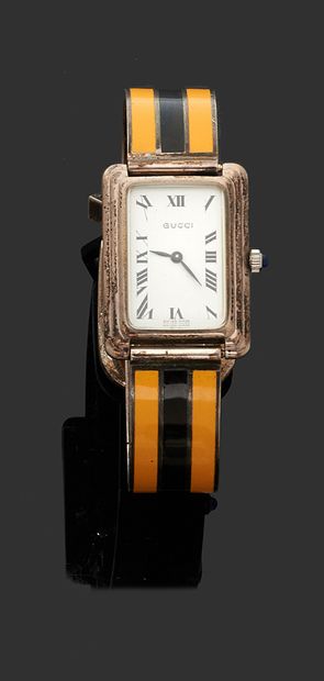 null GUCCI
No. 1024 M
Silver bracelet watch. Rectangular case. White dial with Roman...