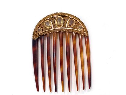 null Hair comb in tortoiseshell, the upper part applied with a low-title yellow gold...