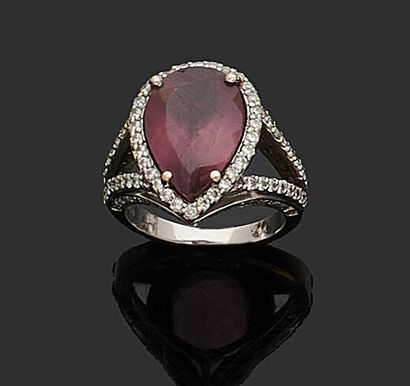 null RING in white gold 750 thousandths decorated in the center of a pink tourmaline...