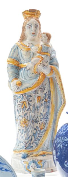 null Nevers
Grande figure de Vierge à l'Enfant en faïence à décor en camaïeu bleu...