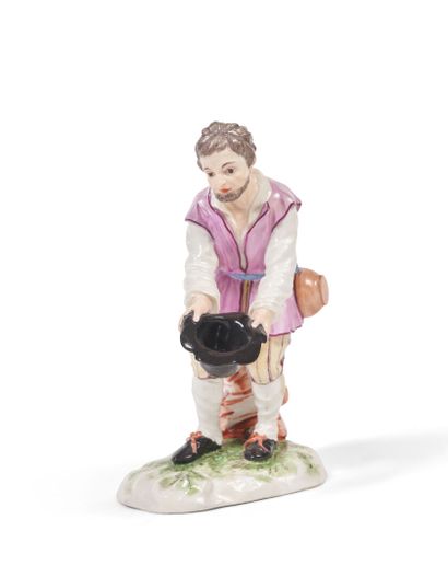 null Strasbourg
Statuette en porcelaine dure représentant un homme faisant l'aumône...