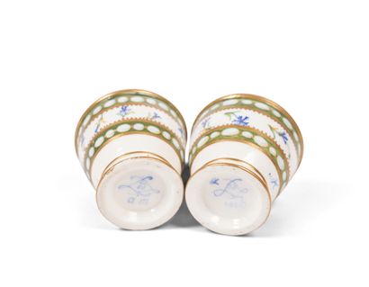 null Sèvres
Deux coquetiers en porcelaine tendre du service à perles et barbeaux...