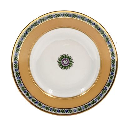 null Sèvres
Assiette à potage en porcelaine à décor polychrome au centre d'une rosace...